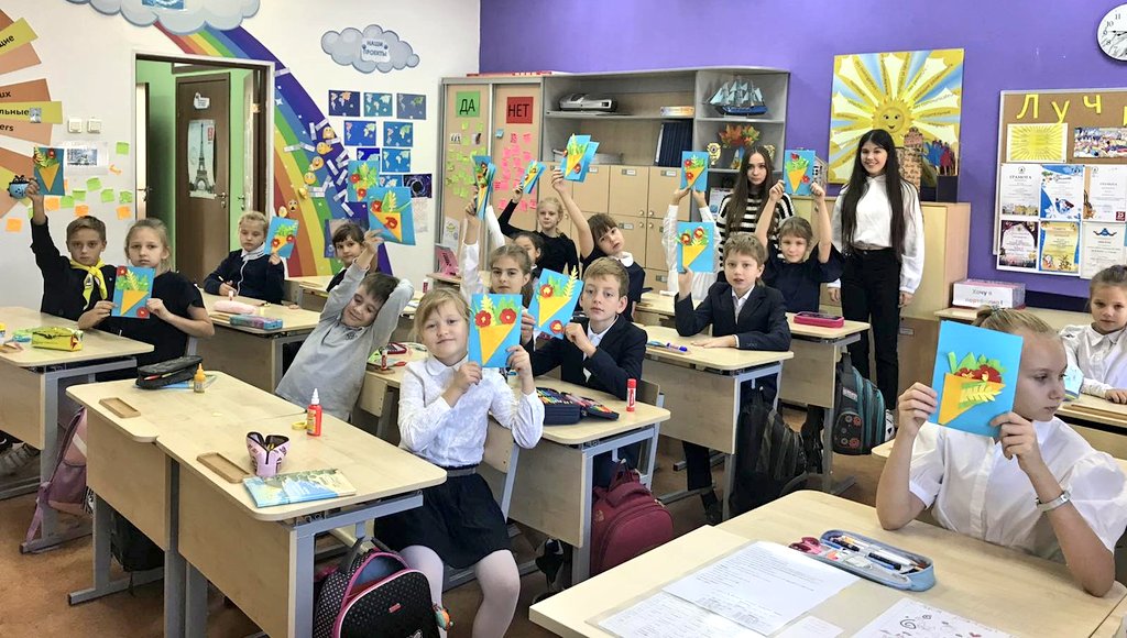 cevdmsamara's tweet image. Сегодня наши ребята- волонтёры (учащиеся @gym3sam_ru) провели мероприятие в рамках городской волонтёрское акции ко Дню пожилого человека #Твори_добро ❤️ Изготовили поздравительные открытки с младшими театралами &quot;Чудодеи&quot; для бабушек и дедушек.
#нацпроекты
#социальнаяактивность