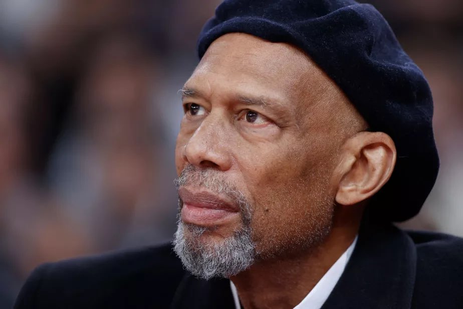 Kareem Abdul Jabbar para os jogadores que estão questionando a vacina da COVID-19:

“Da próxima vez q vcs tiverem uma infecção, não usem antibióticos, já q eles não funcionam 100%. 

Quando estiverem jogando basquete, não arremessem a não ser q tenham certeza q vão acertar 100%.”