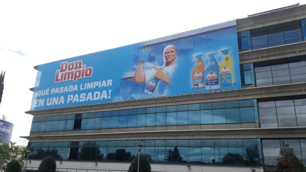 roldigital's tweet photo. ¡Qué pasada de lona microperforada de más de 225m2 con impresión digital ecológica ♻️! Si estás pensando en algo parecido...nos encargamos de todo 👌🏻  incluidos permisos, tasas, licencias y medios de elevación. 💪🏻  ¡Efectivamente una auténtica pasada! https://t.co/x5oUIy3XrG