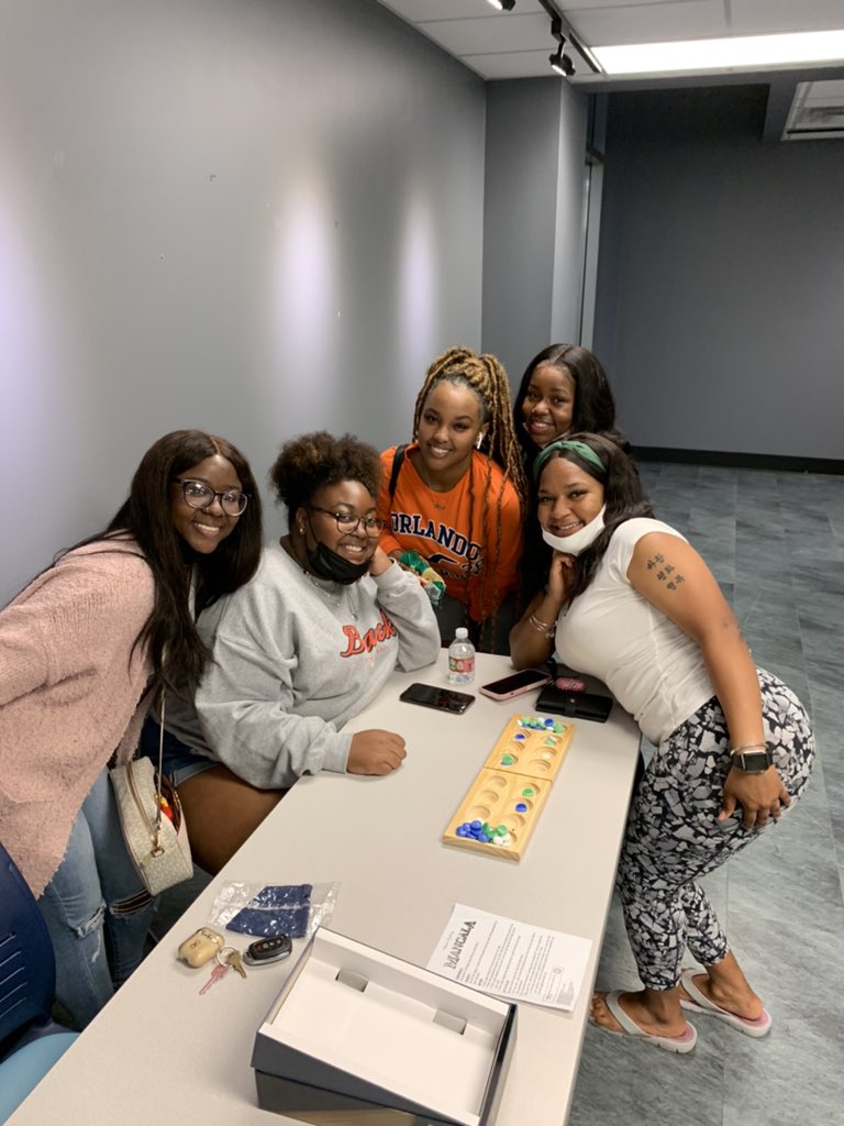 PreAlumJSU's tweet photo. We had a great game night event on yesterday with our 2021-2022 Pre-Alumni Council 💙! https://t.co/2awDEncnni