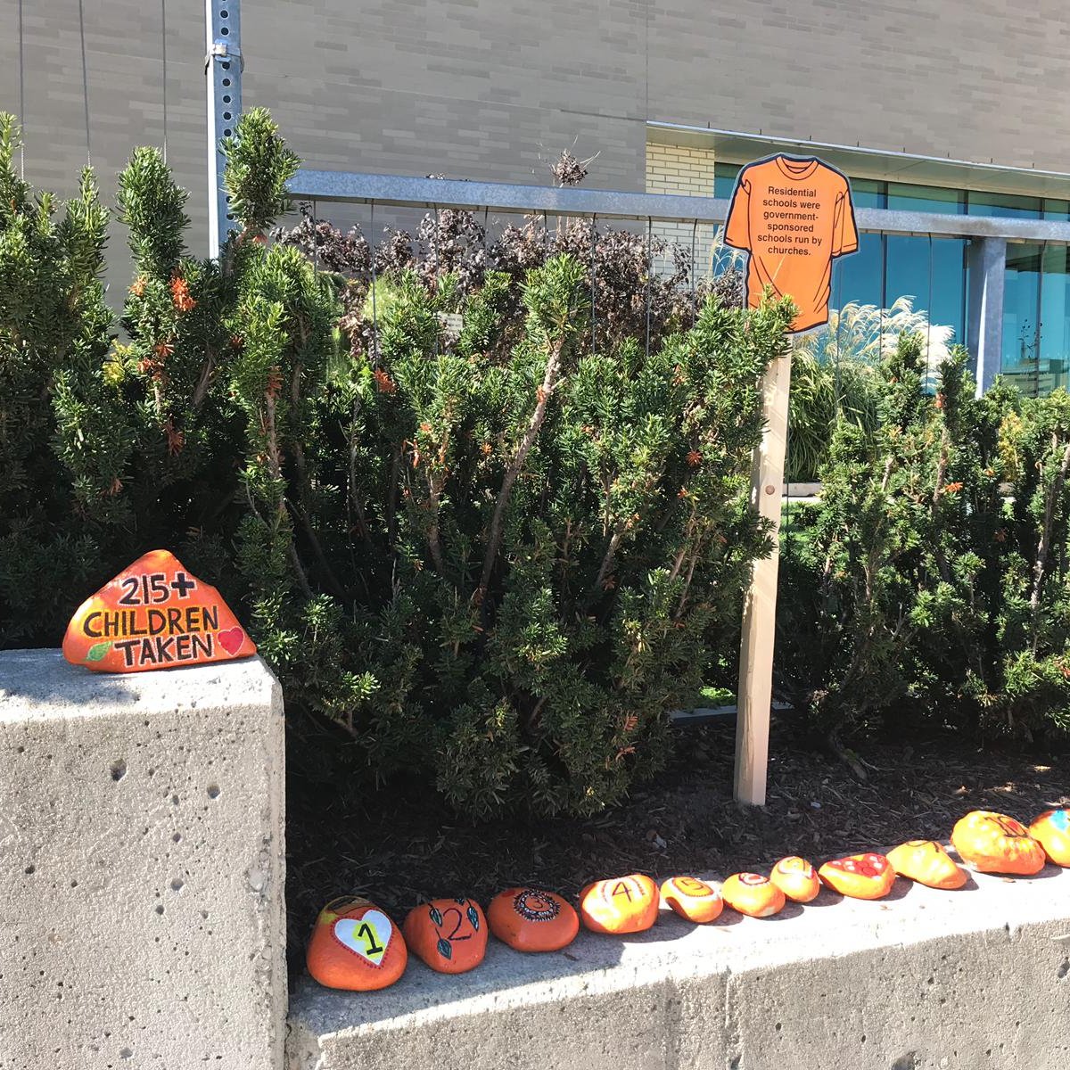 GuelphHumberUni's tweet photo. On #NationalDayforTruthandReconciliation and #OrangeShirtDay, UofGH recognizes and mourns the intergenerational trauma inflicted on Indigenous families as a result of the Residential School system. Today our #ECS students helped recognize those children and their families. 🧡 https://t.co/zUJq586ytc