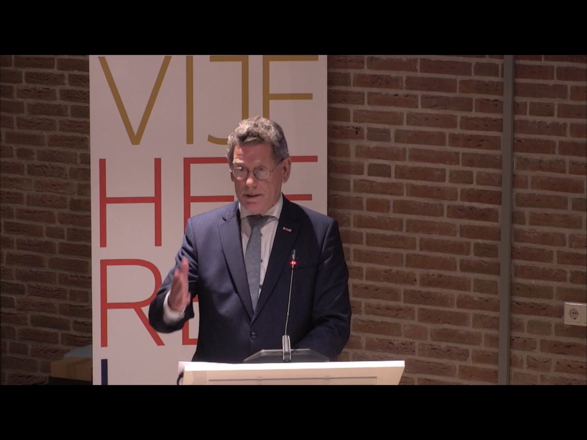 raadVijfheeren1's tweet photo. Mooi moment in onze raadzaal. Allereerst de onthulling van het ambtsketen en daarnaast de overhandiging van het wapendiploma door de Hoge Raad van Adel. Nestor en plaatsvervangend voorzitter Dick den Hertog @DikkieDuke spreekt mooie woorden bij de ontvangst van het wapendiploma. https://t.co/0bmp7yHT1D