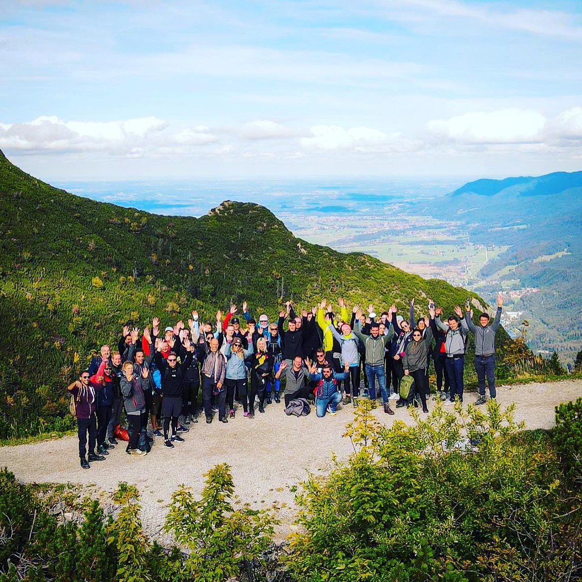 LOBECO_GmbH's tweet photo. 1. LOBECO Wandertag - bei all der Beschleunigung im Alltag tut es auch einfach mal gut sich in der Natur auf das Wesentliche zu besinnen! 🥾🌞⛰

#Teamspirit #LOBECOpower #Nature https://t.co/5OIYpHIUk3
