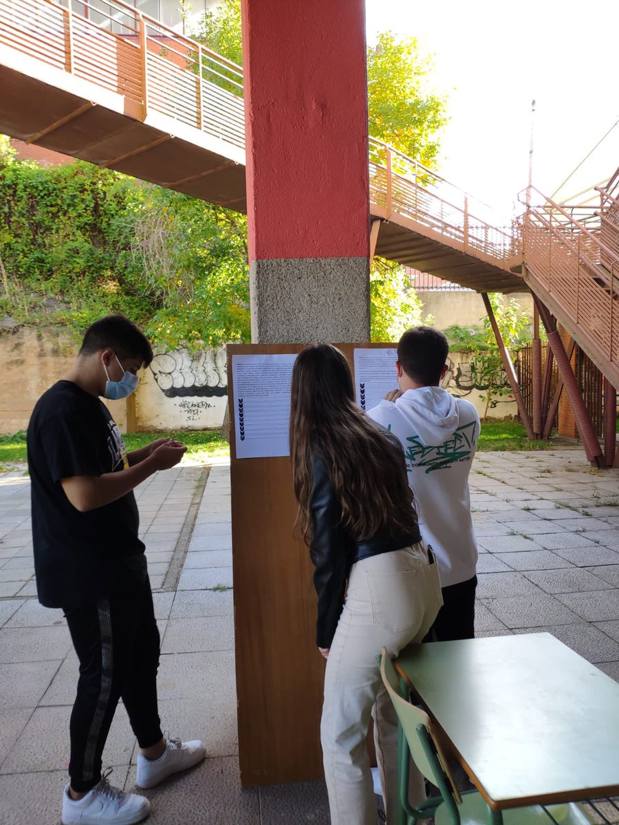 iesfrayluis's tweet photo. Volvemos a trabajar en equipo en nuestra aula abiertas #OpenLabFray. Estamos buscando ideas de negocio en #FAG para dinamizar la Salamanca Vaciada. Ya tenemos muchos insights para nuestro @etwinning en inglés. https://t.co/6gOhaEMmRL