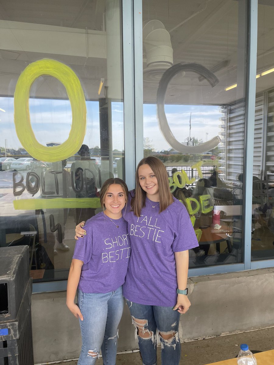 brironey27's tweet photo. happy twin day from two short friends (but one is in denial) #bringbackthethunder @AndrewStuCo @SukaloTracy https://t.co/oWsn5L0Lgo