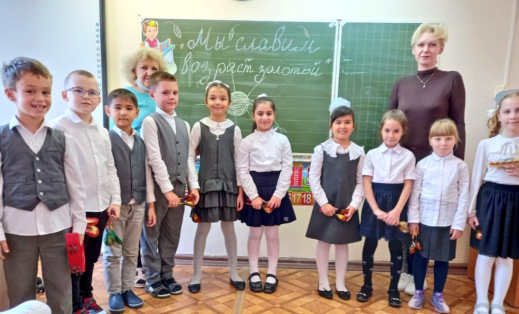 Активисты волонтерского отряда (учащиеся <a href="/mbou15samara/">МБОУ Школа № 15 г.о. Самара</a>) объединения "Весёлые ложкари" провели внеурочное мероприятие "Мы славим возраст золотой" в рамках городской акции ко Дню пожилого человека.
Юные волонтеры рассказали об истории праздника и исполнили весёлые частушки👋😊