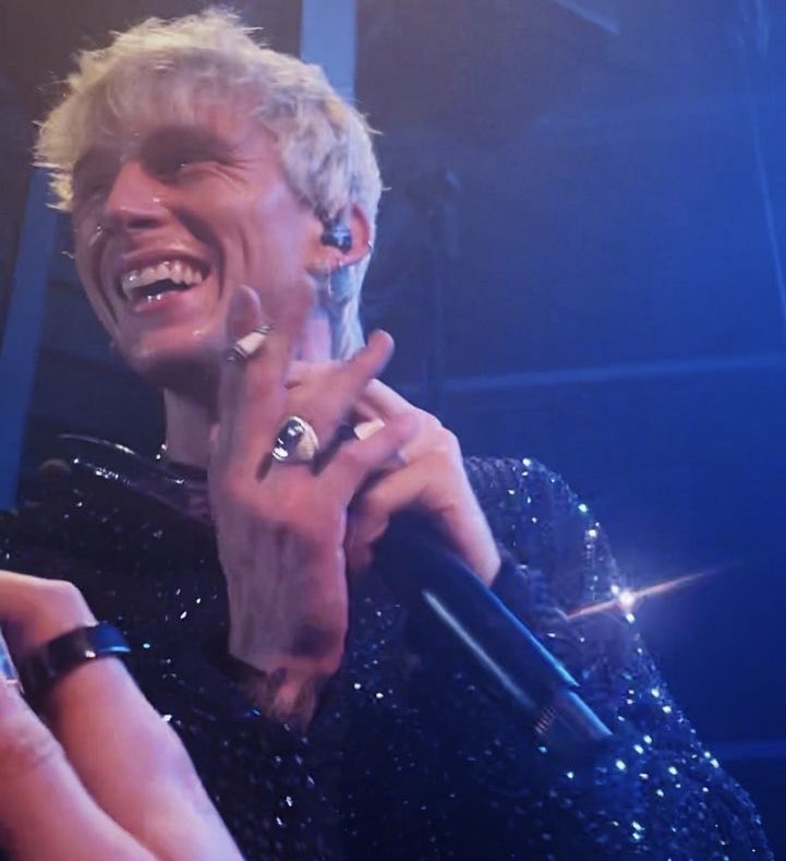 lgbtmanic's tweet photo. machine gun kelly has the most beautiful smile. 🥺🖤 https://t.co/0K55yXfDtE