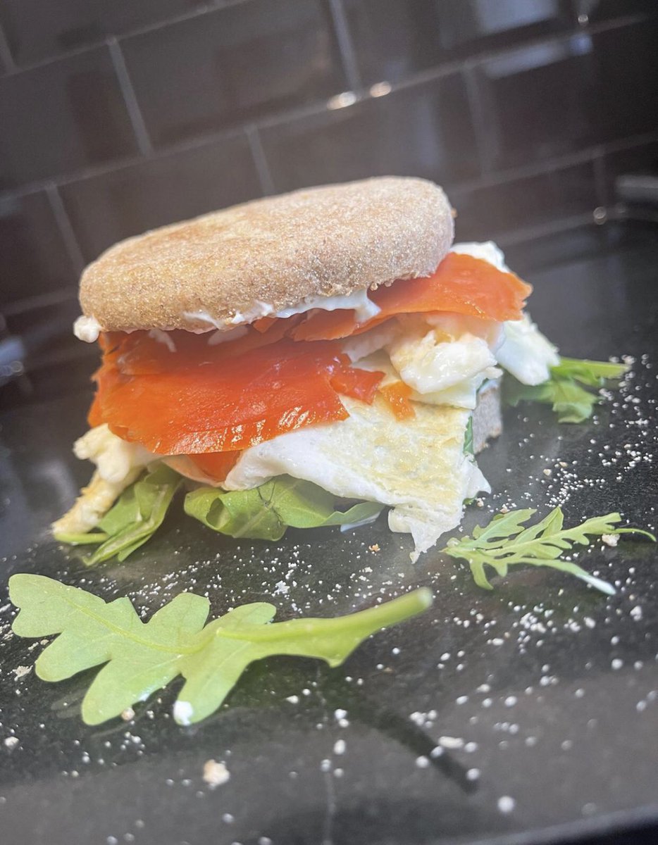 trancersize's tweet photo. ATOT | The ULTIMATE cream cheese, egg white &amp; salmon English muffin 

Ingredients 
- 50g wild smoked salmon
- 30g light soft cheese
- 1 wholemeal muffin
- rocket
- 20 sprays of 1 cal spray

VOILÀ 🔥 Only 338 calories https://t.co/OoAzCWJ0Zl