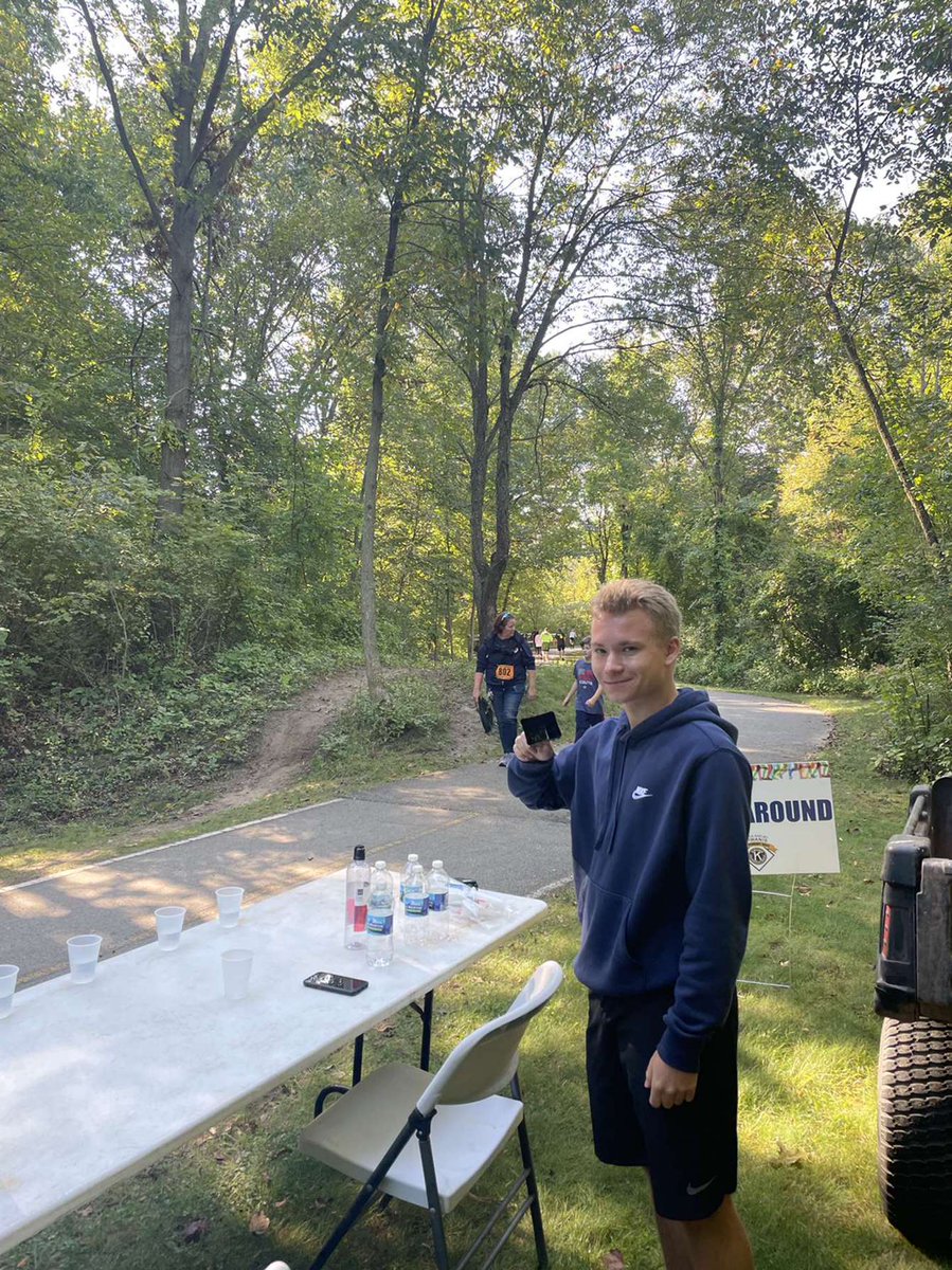 IkeKeyClub's tweet image. Students volunteer at a 5k passing our refreshments!