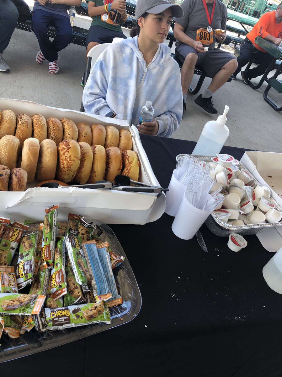 IkeKeyClub's tweet image. Students volunteer at a 5k passing our refreshments!