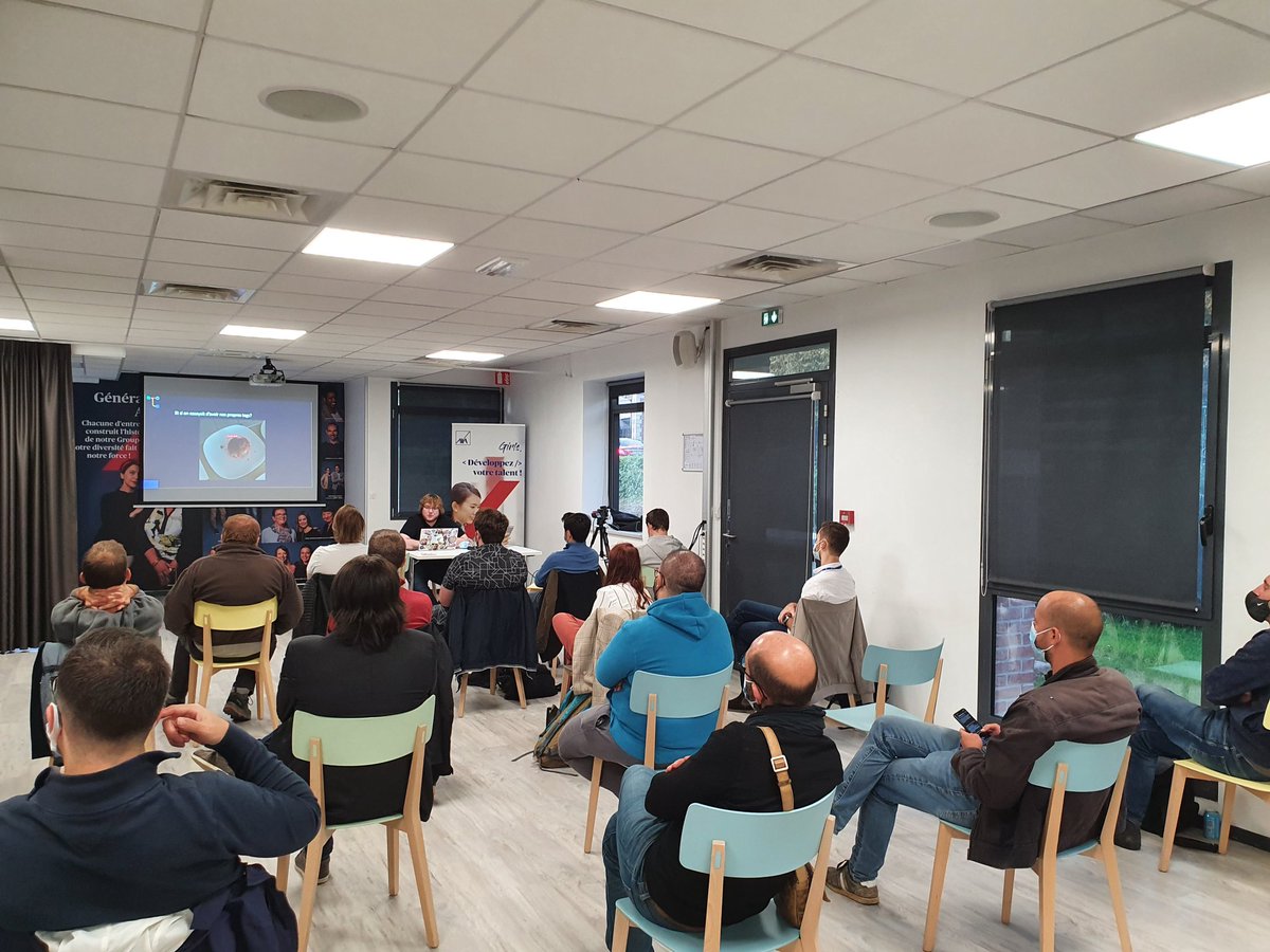 Démarrage du #MSDevRoadshow à Lille chez <a href="/AXAJobs_fr/">AXA Jobs France</a> avec <a href="/NathanPire/">Nathan Pire 🇧🇪 #WOOGMA</a> qui nous apprend a faire simplement à mettre de la re-connaissance d'image dans nos app. @DotNetLille <a href="/AXAJobs_fr/">AXA Jobs France</a>