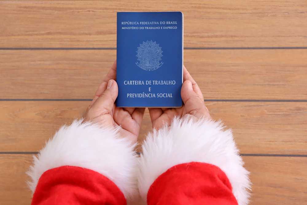 Contratação de trabalhadores temporários para o Natal deve voltar ao nível de antes da pandemia no DF.  bityli.com/Jr3goX