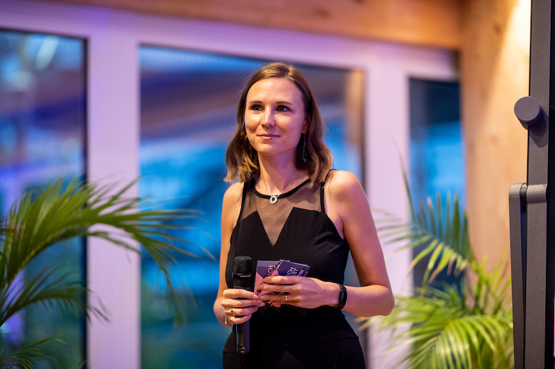 marketingberlin's tweet photo. "Volles Haus beim #MCBEACHFEST.
Offiziellen Begrüßung durch Präsident Thomas E. Herrich
Ines Kerth-Plathe warb für exzellentes Programm
Michael Frohoff gab eine Preview zum kommenden Corporate Design und zum Re-Launch der Webseite.
Partner #BeachMitte und @weframeag
#mcberlin https://t.co/ryLSoio3zO