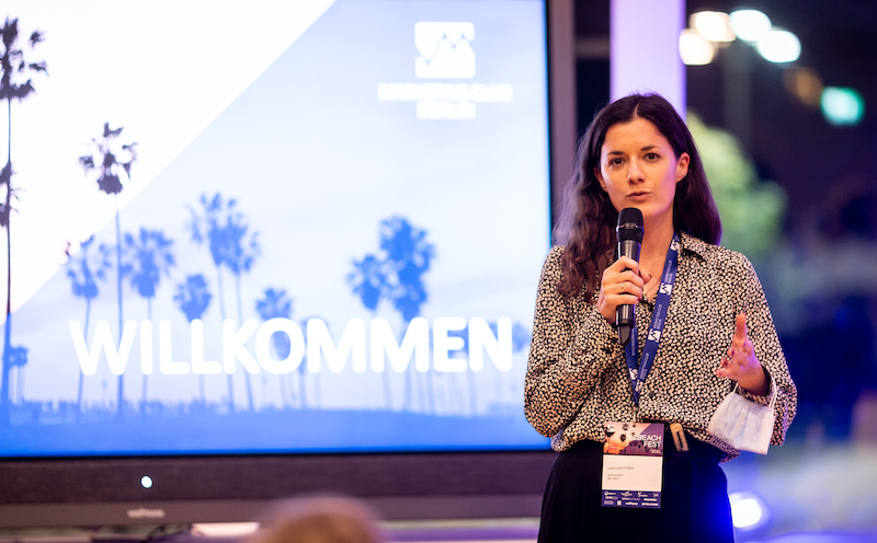 marketingberlin's tweet photo. "Volles Haus beim #MCBEACHFEST.
Offiziellen Begrüßung durch Präsident Thomas E. Herrich
Ines Kerth-Plathe warb für exzellentes Programm
Michael Frohoff gab eine Preview zum kommenden Corporate Design und zum Re-Launch der Webseite.
Partner #BeachMitte und @weframeag
#mcberlin https://t.co/ryLSoio3zO