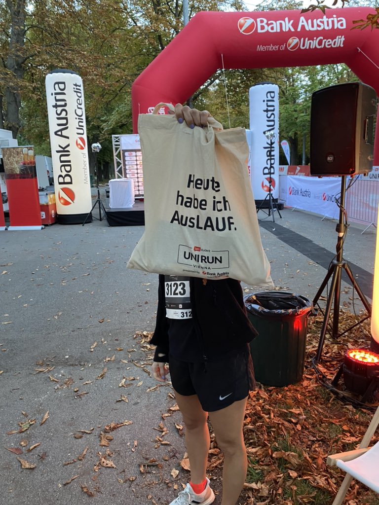 Bank_Austria's tweet photo. Nice Starter-Bags mit coolen Goodies - alles was ein Läuferherz so braucht ❤️🔥 #iamstudent #unirun #bankaustria #vienna #takeover https://t.co/o7PE2tOzDz
