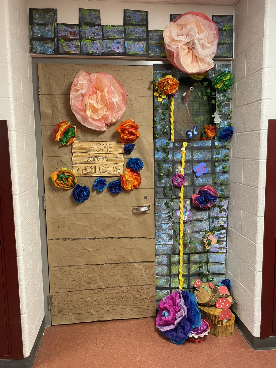 MayoArt13's tweet photo. Not to brag, but my flex group rocked the Homecoming door decorating contest! #GMMS #TotallyBragging #FairyTales #MustangRapunzel https://t.co/sJqSSpU4aU