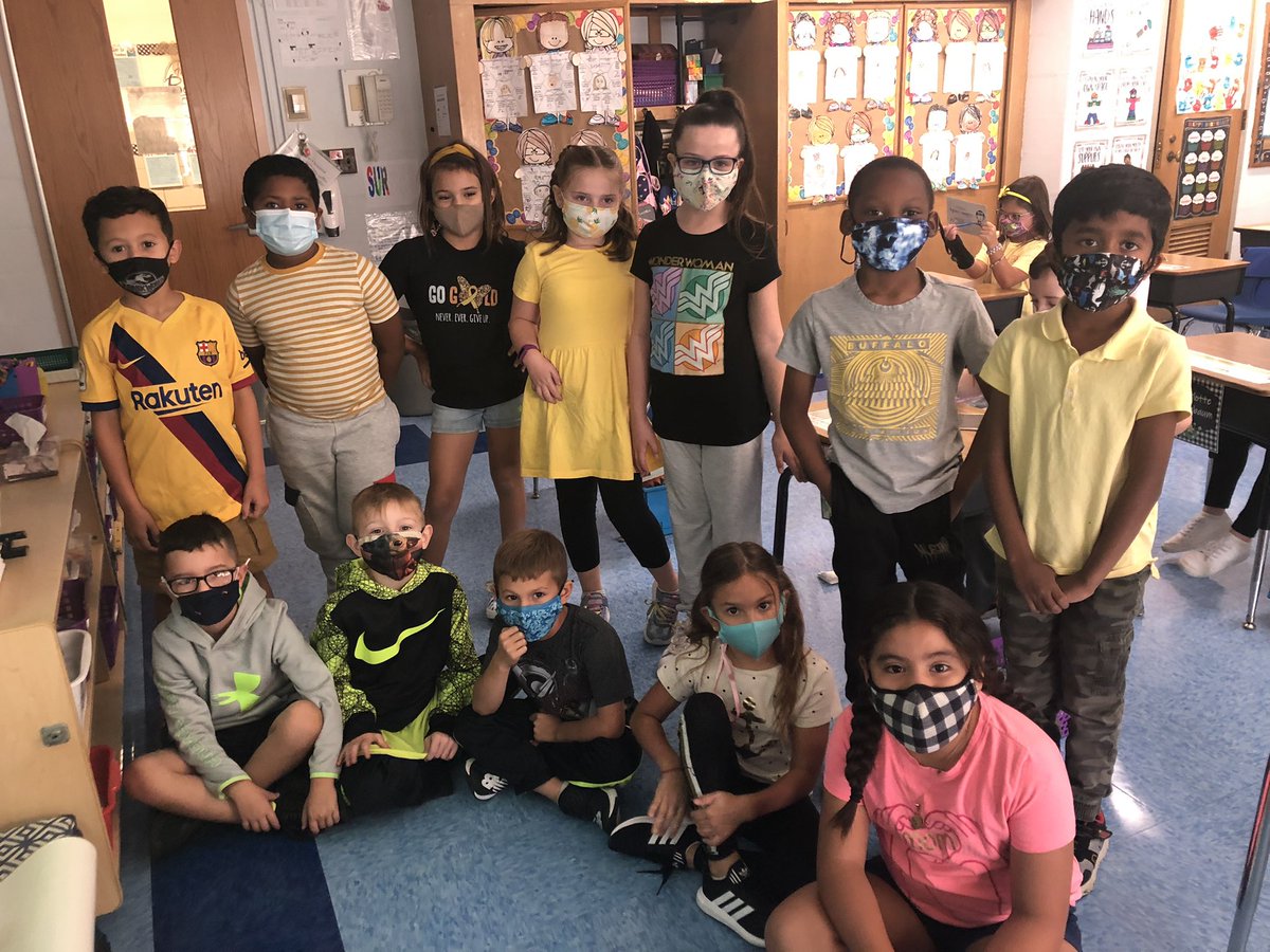 purteaching's tweet image. Park Avenue 2nd graders wear gold for Pediatric Cancer Awareness @ParkPrideNB