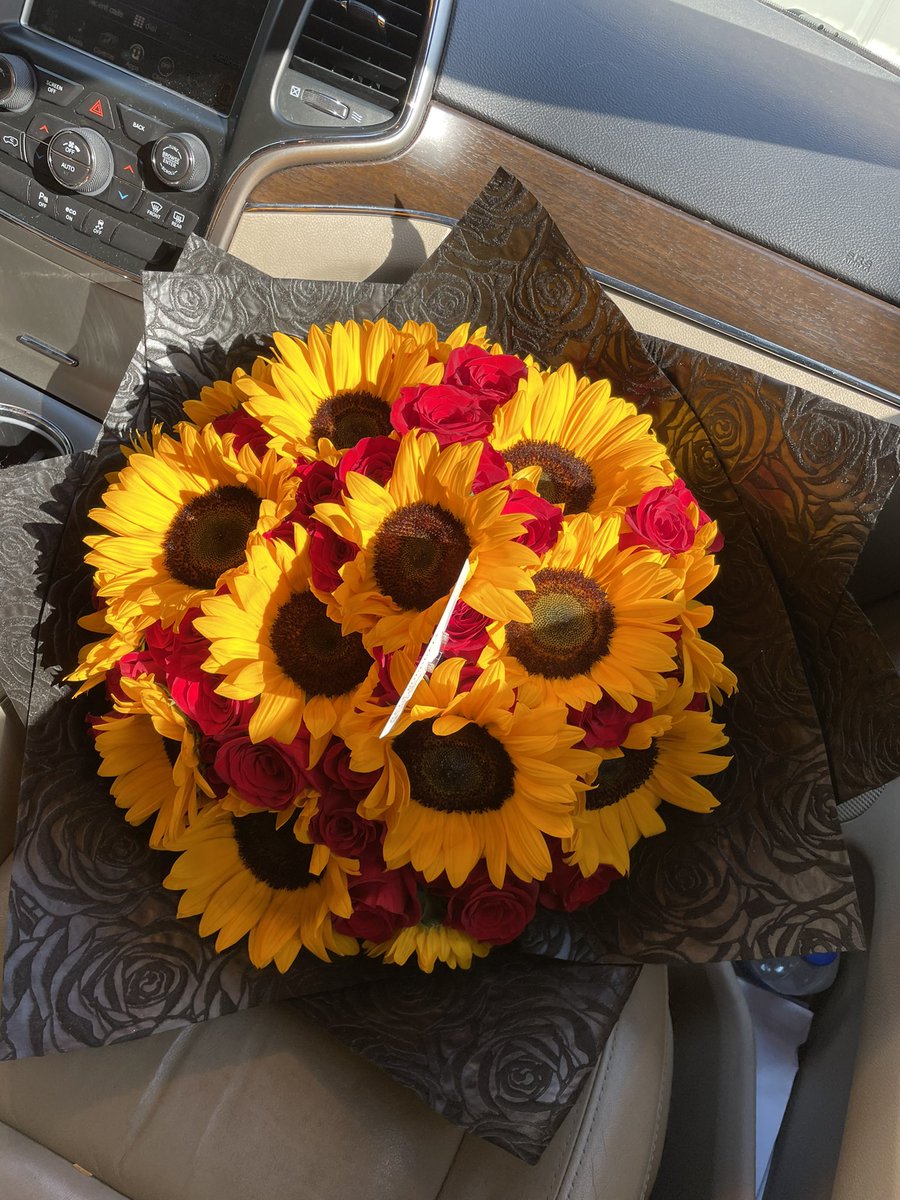 kbdlr00's tweet photo. Roses &amp; sunflowers combo 😍 IG: beta.bouquets https://t.co/bXuRV1ClS4