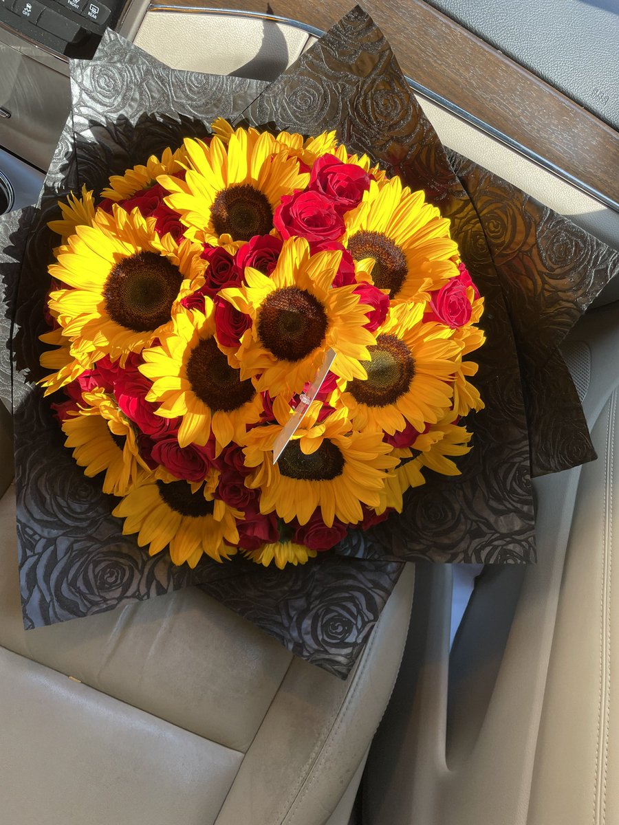 kbdlr00's tweet photo. Roses &amp; sunflowers combo 😍 IG: beta.bouquets https://t.co/bXuRV1ClS4