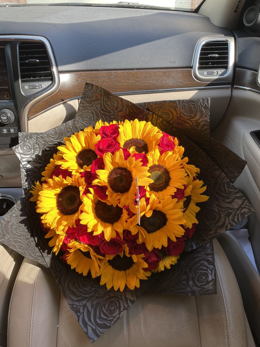 kbdlr00's tweet photo. Roses &amp; sunflowers combo 😍 IG: beta.bouquets https://t.co/bXuRV1ClS4