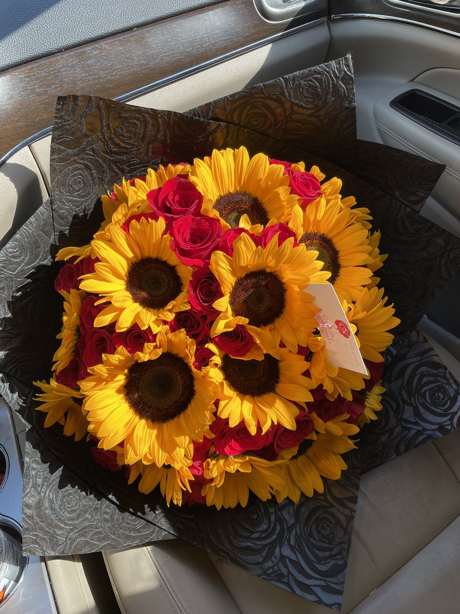 kbdlr00's tweet photo. Roses &amp; sunflowers combo 😍 IG: beta.bouquets https://t.co/bXuRV1ClS4