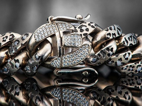 Buddy__Austin's tweet photo. Wild Coat Collection: Snow Leopard Cuban Link - did you know Snow Leopards can leap up to 50 ft ? 

#buddyaustin #thirdeyeassembly #handmade #art #customjewelry #oneofakind #jewelryartist #thehandmadeparade #goldsmith #cubanlink #LeopardPrint #wildcoat #wildcoatcollection https://t.co/8mnbPDDt3M