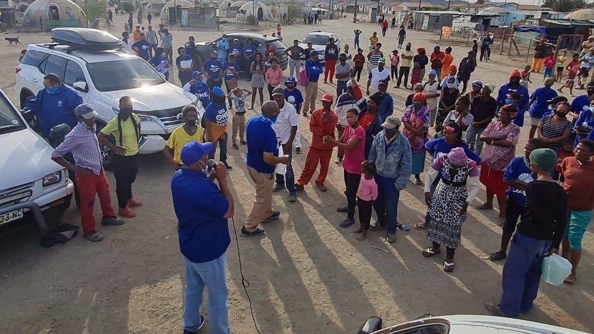 DA_NCape's tweet photo. Provincial Leader Harold McGluwa and Provincial Chairperson Isak Fritz, ended the day with the community of Noodkamp in #Britstown. 
Residents have to put up with outdated bucket toilets. The deserve to experience a DA government that gets things done. https://t.co/8ToT6eOWJ1