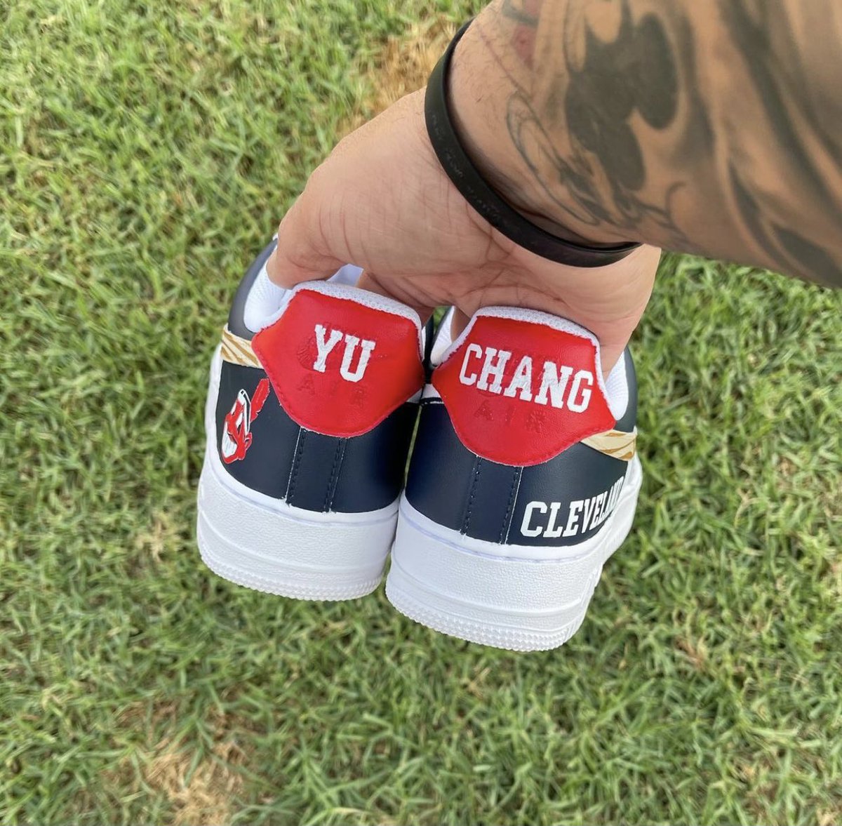 wow how cool is this😍👍🏽
@Indians 

Instagram 🔎
@snkrsbymiggz 
he does AMAZING work!
I got a pair of Winnie the Pooh on my birthday, do you guys want to see?