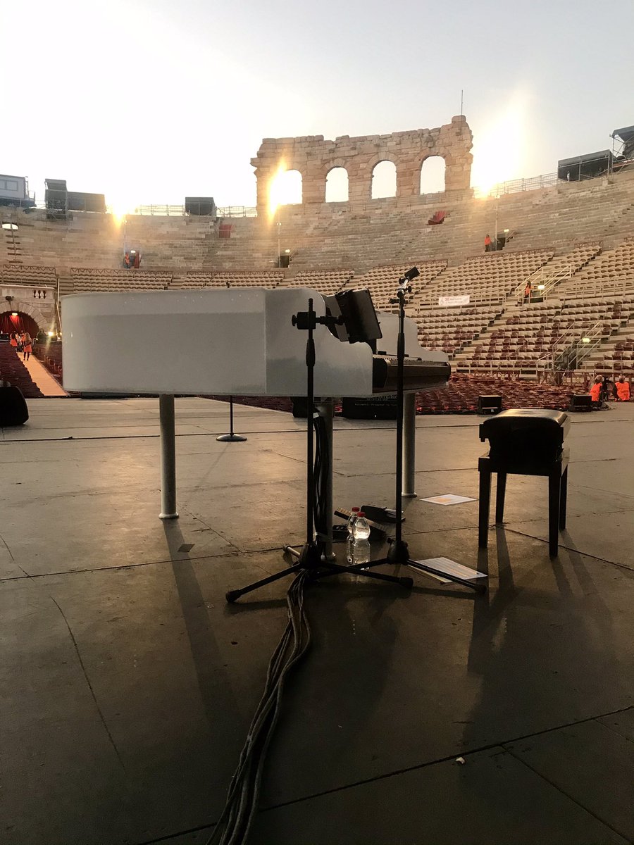 Manca poco, pochissimo... L'Arena, un pianoforte, una band, Marco Masini e una lunga schiera di amici per festeggiare 30 anni di carriera, stasera a Verona #masini #marcomasini <a href="/marcomasini64/">Marco Masini</a>