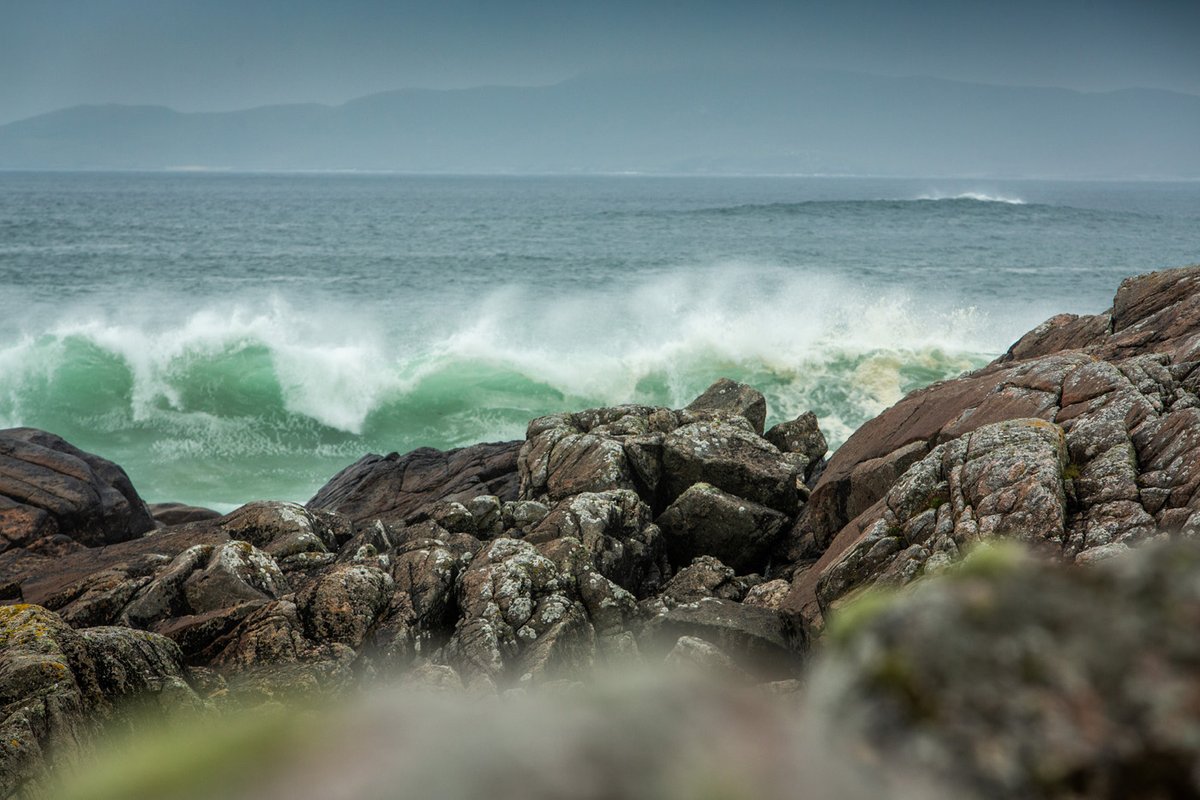 harrisdistiller's tweet photo. This evening lets just take a moment to enjoy this photograph by @WinramPhoto of waves crashing on the westside of Harris 🌊#islandcalm https://t.co/uDDkRflTBt