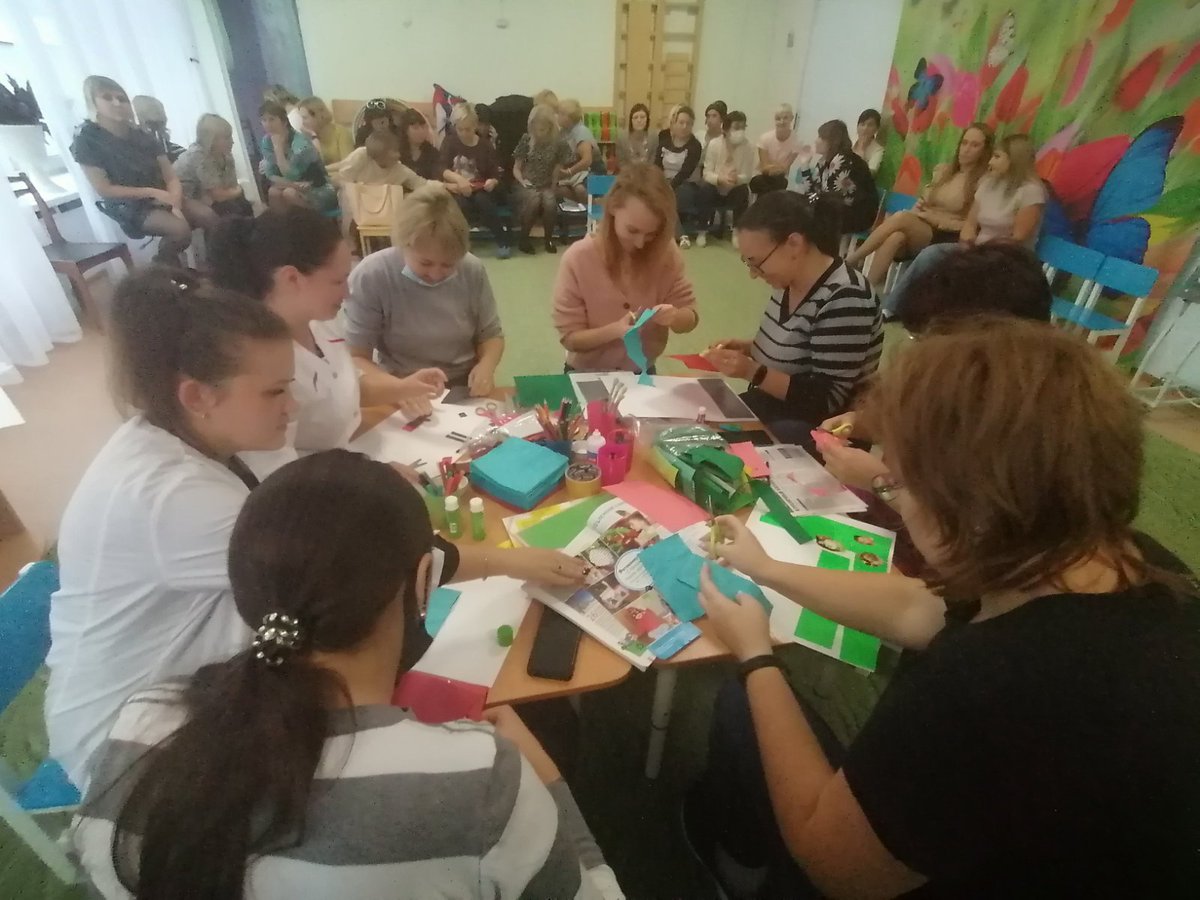 Педагог Нагорнова Н.Н. представила мастер-класс для педагогов по изготовлению коллажа"Архитектурный пейзаж родного поселка Петра Дубрава".