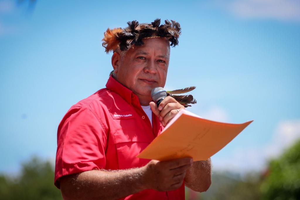 #EnFotos 📸📸

Con profundo amor, fue recibido el Jefe del Comando de Campaña Aristóbulo Istúriz, <a href="/dcabellor/">Diosdado Cabello R</a> en el estado #Amazonas durante el acto de juramentación de los candidatos y candidatas revolucionarios en la entidad. 
<a href="/NicolasMaduro/">Nicolás Maduro</a> <a href="/taniapsuv/">Tania Valentina Díaz</a> 
#ProducirEsVencer