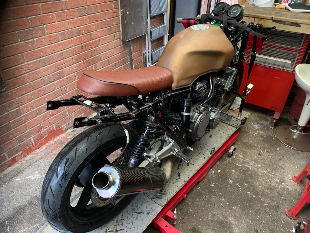 DmdBike's tweet photo. CB400SF someones attempt at making it a bobber , now stripped for parts #honda #Recycle #bobber https://t.co/hVzwIALa8M