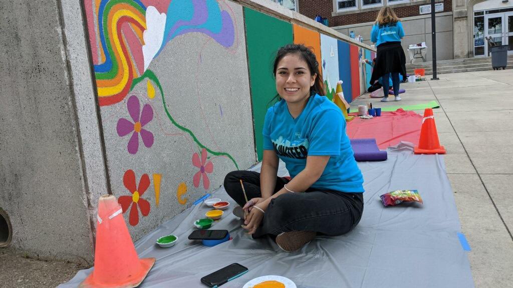 UnitedWayGLV's tweet photo. 🪁☀️🌈🌸 Volunteers from @Crayola are adding lots of positivity &amp; fun to the walls at @EASDPaxinosaCS on #DayOfCaring 💙 #DOC2021 #LIVEUNITED https://t.co/ThCY5W8WDZ