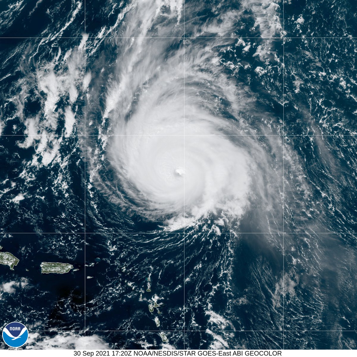 CycloforumsPR's tweet photo. Imagen panoramica del poderoso Huracán Sam que sigue con vientos de 145 mph y se mueve hacia el noroeste a 13 mph en la 23.1N-60.5W. Ya este huracán se convierte en el que más acumulación de energia (ACE) ha tenido en 2021 con 33.2 puntos.
LMR https://t.co/e6Tm2K61wq