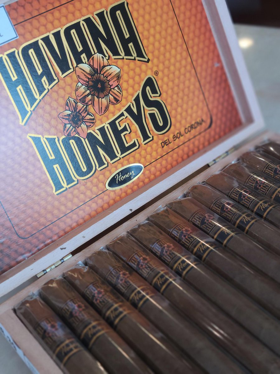 rwbMentor's tweet photo. 💨Smoke Break💨
Havana Honeys are available in honey and rum 🍯🥃
⏰ The Lounge and Cigar Patio open at 3p
#rwbmentor #theloungerwb #cigarpatio #havanahoneys #havanahoneycigars #cigars #cigarlife https://t.co/dp65L2en4S