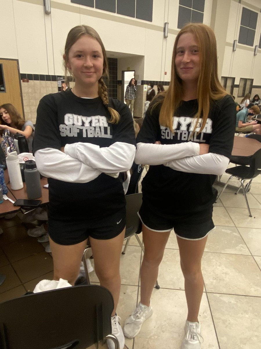 Twin day…who could this be??😂😂