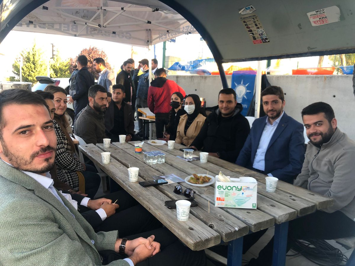 İl Başkanımız <a href="/burakyildiz06/">Burak YILDIZ</a> ‘ın katılımları ile #KampüseHoşgeldin standlarımızda bugün de yeni arkadaşlarımız ile tanıştık. 🤜🤛

Üniversite yıllarını daha keyifli hale getirmek ve yeni dönemde yapacağımız tüm etkinliklerde seni de aramızda görmek isteriz. 🤗
#KampüsSeninleGüzel