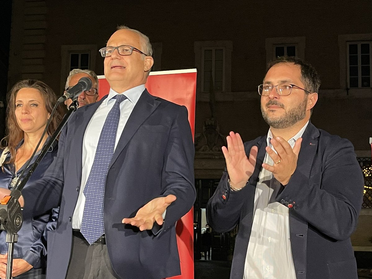 e_maraio's tweet photo. Con @gualtierieurope a #Roma per la chiusura della campagna elettorale della lista @psi_roma @PartSocialista https://t.co/RSBWjE6QPW