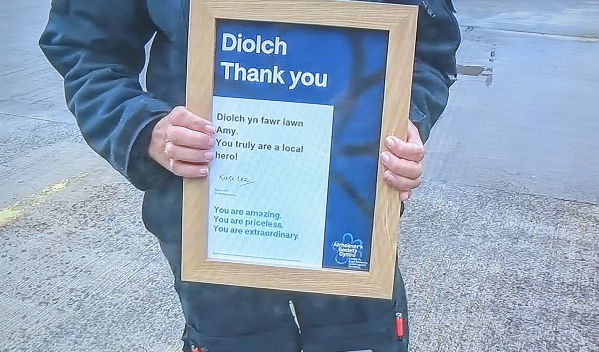 JessAlzSoc's tweet photo. Proud to have presented #PCAmyRowlands, part of @NPAShq, with a certificate from @AlzSocCymru for spending her day off to find Joseph, who is living with dementia, after he had been missing for 30hrs #localhero #unitedagainstdementia @alzheimerssoc https://t.co/s1xMBNeB6t