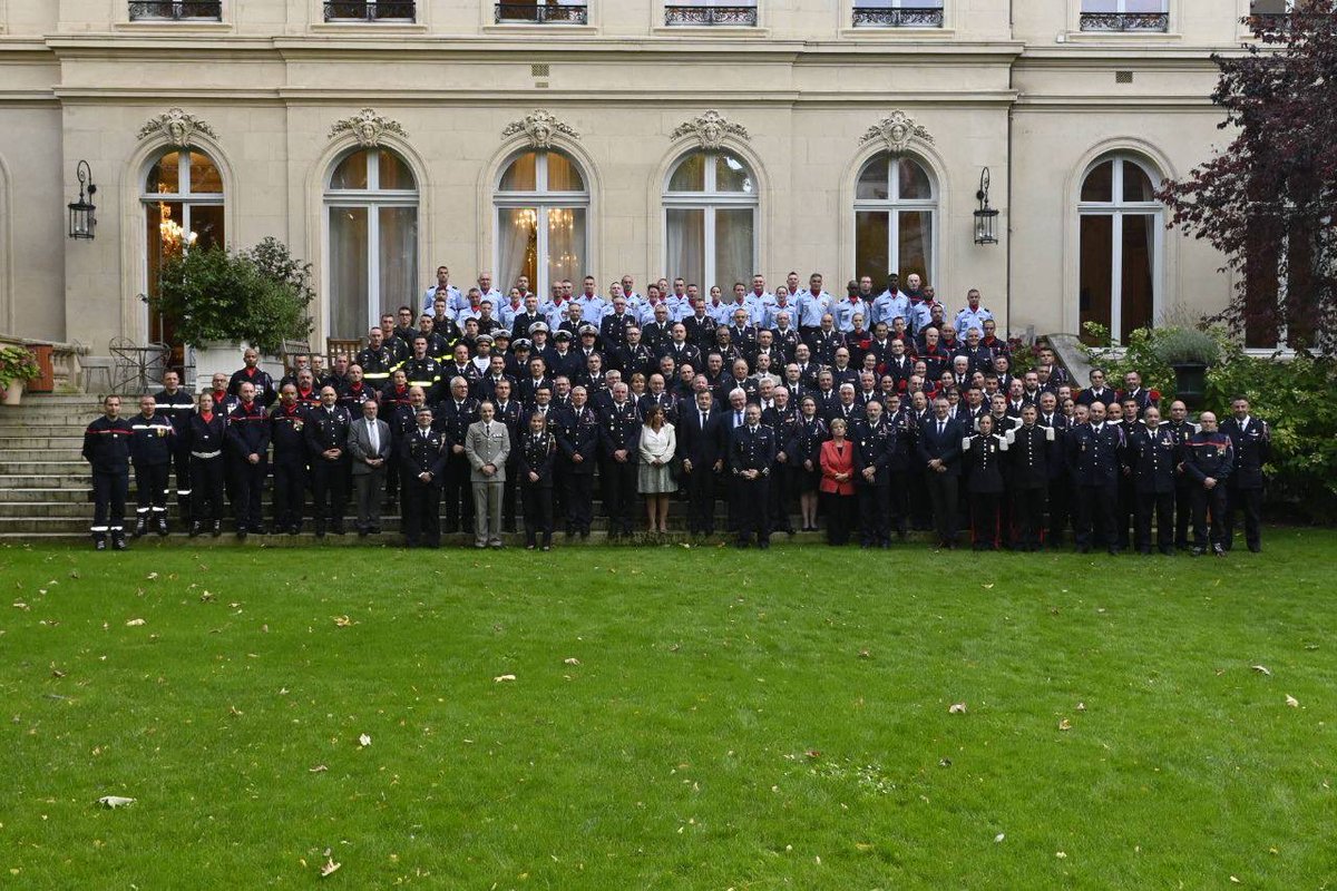 GDarmanin's tweet photo. Heureux d’avoir reçu aujourd’hui les sapeurs-pompiers à Beauvau.
L’occasion, une fois de plus, de rendre hommage à ces femmes et ces hommes qui s’engagent pour protéger les Français. https://t.co/7IQoJnAObP