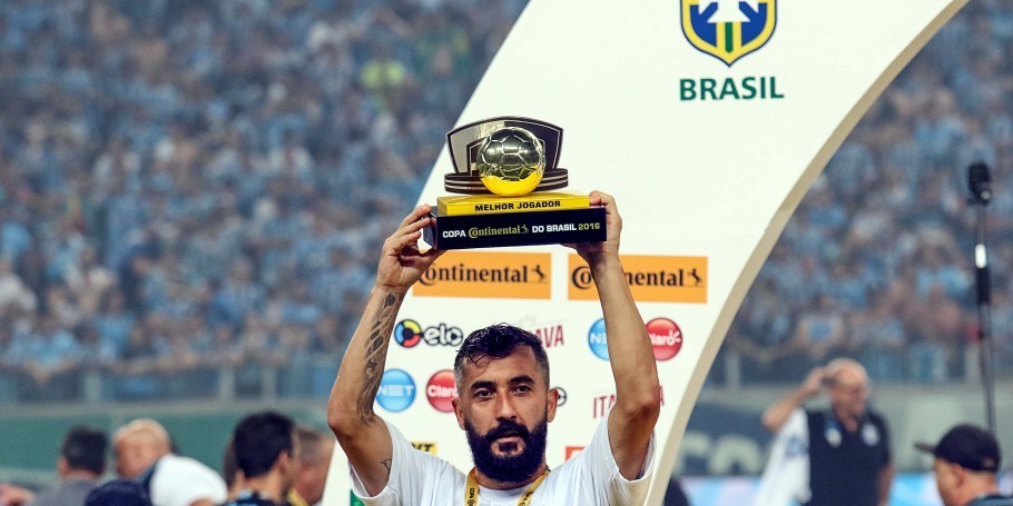 radiopachola's tweet photo. #TBT TRICOLOR
Douglas, o maestro pifador, recebendo o prêmio de melhor jogador da Copa do Brasil 2016.
📸 Rodrigo Rodrigues / CBF
#GRÊMIO #COPADOBRASIL2016 https://t.co/bRwbBqkLt4