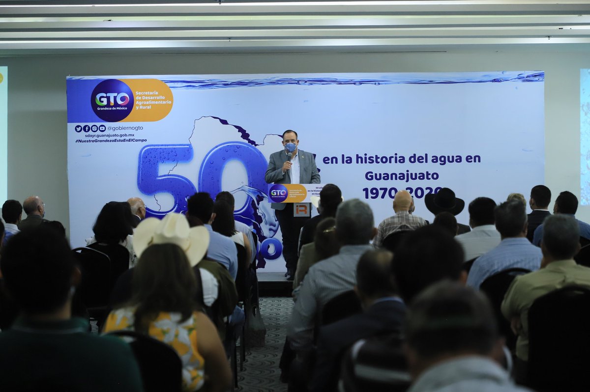 campogobgente's tweet photo. Nuestro Secretario @pepegmichel entregó un merecido Reconocimiento al Ing. Miguel Ángel Solís Montemayor, por más de 50 años de trayectoria en el sector hídrico en GTO. Los cuales son parte fundamental del desarrollo agroindustrial que al día de hoy tenemos en nuestra entidad. https://t.co/5wYdOjpA1K