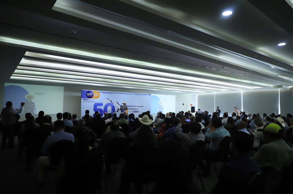 campogobgente's tweet photo. Nuestro Secretario @pepegmichel entregó un merecido Reconocimiento al Ing. Miguel Ángel Solís Montemayor, por más de 50 años de trayectoria en el sector hídrico en GTO. Los cuales son parte fundamental del desarrollo agroindustrial que al día de hoy tenemos en nuestra entidad. https://t.co/5wYdOjpA1K