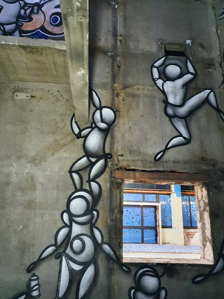 AgnesGrange's tweet photo. Avant rénovation, l'immeuble de #LaPoste de Magenta #Paris, construit en 65 par Jean-Baptiste Mathon, accueillait du #StreetArt. Au sein de 2000 m² de l'ancien centre de tri postal, les œuvres ont été conçues par 43 artistes urbains et contemporains.#PosteImmo https://t.co/smVIHFRXfA