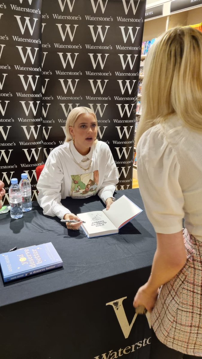 char95237's tweet photo. I met @AnneMarie again today! I was so excited and I cannot wait to finally read the book! 🥰 https://t.co/KMViEmxbtM