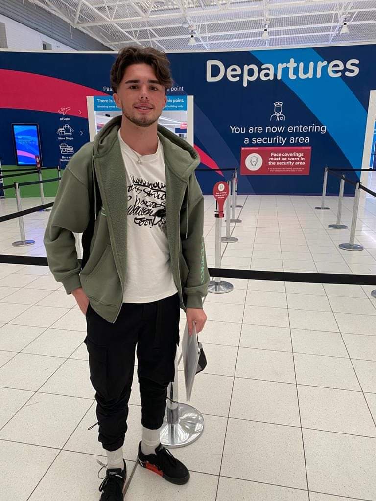 And off he goes ✈🇬🇷⚽️ to start his journey.

So proud of you @ethan_mundon, one of the most natural young coaches I have seen, you will smash it 👊

18 and a coaching job in Greece, finger's crossed this only the beginning of your journey son

Miss you son x