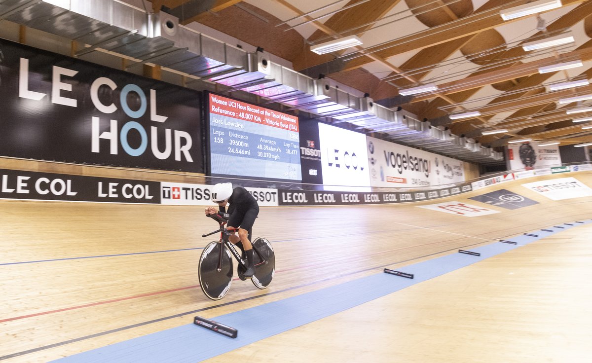 Voxwomen's tweet photo. ✨ IN PHOTOS: NEW HOUR RECORD! ✨ 
 
@JossyLowden rode 48.405km to set the new Hour Record today in Switzerland! 🙌🏼 
 
📸: Matt Alexander/PA Wire 
 
#GoJoss #RideFasterRideFurther #HourRecord https://t.co/8HxnvIOA00