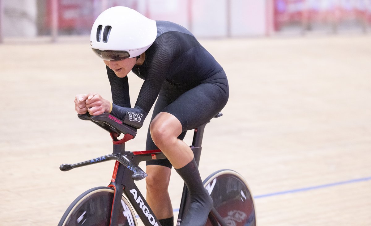 Voxwomen's tweet photo. ✨ IN PHOTOS: NEW HOUR RECORD! ✨ 
 
@JossyLowden rode 48.405km to set the new Hour Record today in Switzerland! 🙌🏼 
 
📸: Matt Alexander/PA Wire 
 
#GoJoss #RideFasterRideFurther #HourRecord https://t.co/8HxnvIOA00