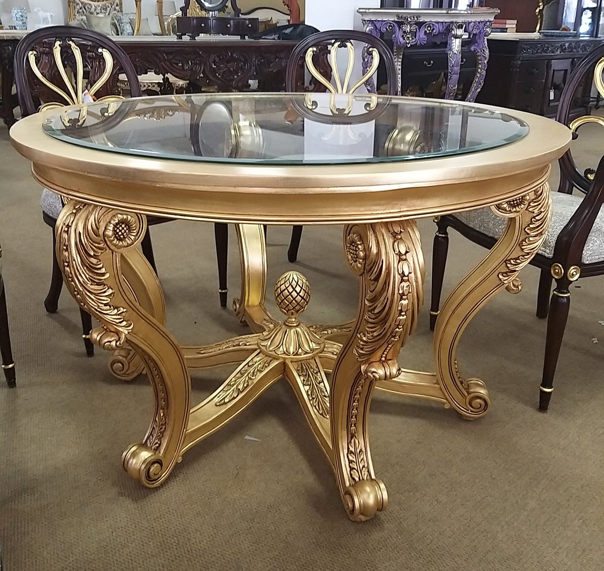DLFurniture2's tweet photo. The Acorn Base Table with glass top in fully gold-leaf. Take a moment to enjoy the incredible detail.
#DLFurniture #roundtable #glasstoptable #homedecor #interiordesign #luxuryfurniture https://t.co/BritnOdTH8